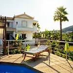 τhalasso Palace Homes * Petrití